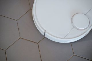 Carrelage Ornman vert négatif 60 x 60 : un décor graphique au sol