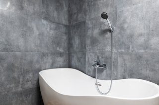 Ciove gris mat 60x60 : une pierre grise pour bain et séjour